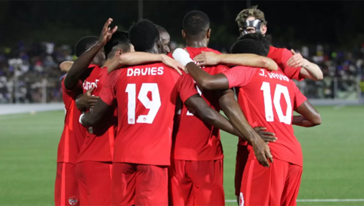 VICTORIA. Los jugadores canadienses celebran el triunfo conseguido ante Curazao, como visitantes. 