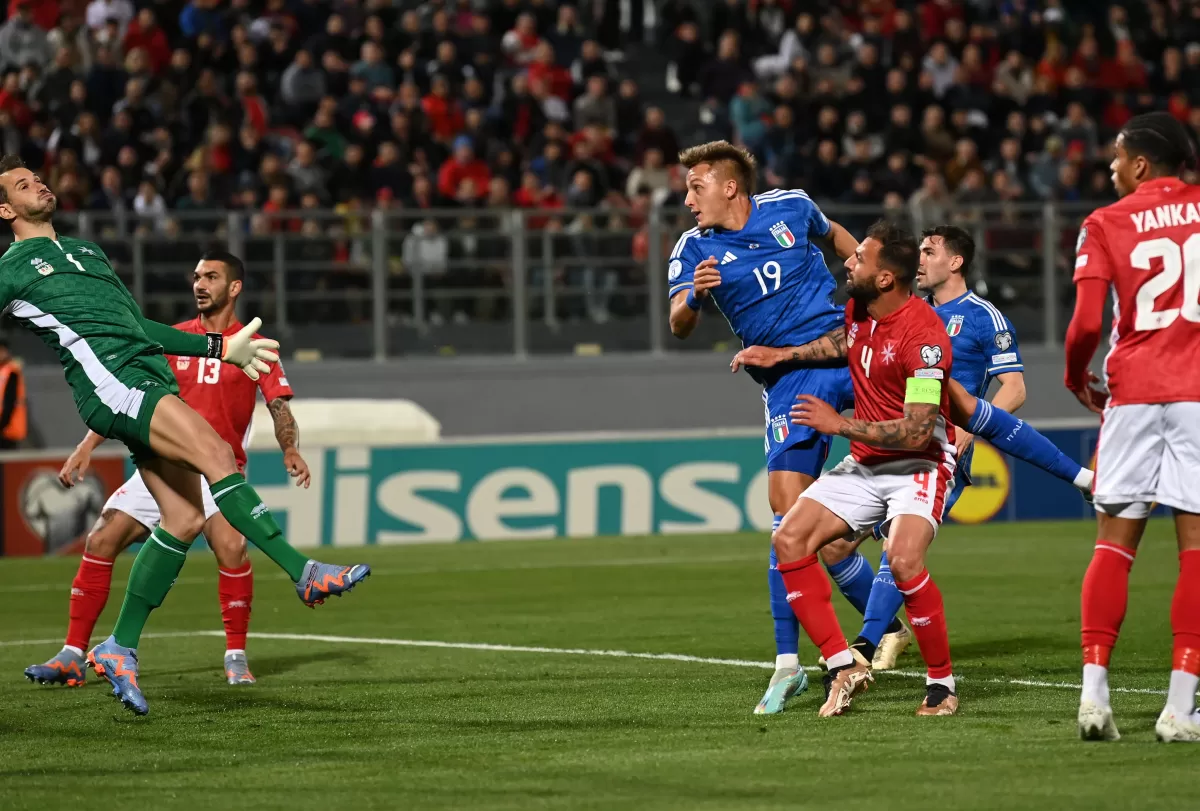 Retegui marca de cabeza un gol para Italia