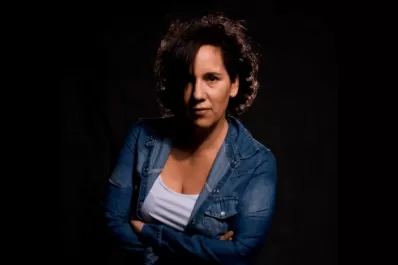 Policial negro con el mundo narcode Rosario de fondo