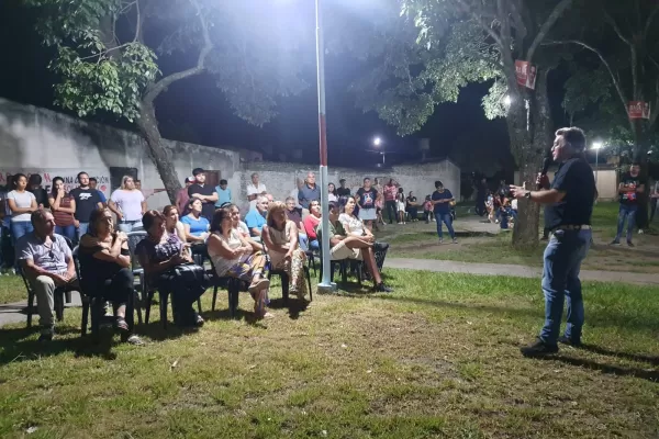 En campaña, el legislador Raúl Albarracín entregó alarmas comunitarias a vecinos