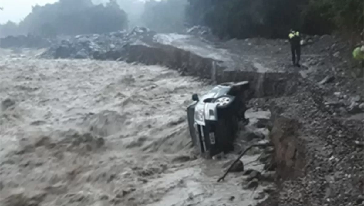 SIN VÍCTIMAS. Una camioneta cayó esta mañana al cauce del río Cochuna, en el tramo que une Alpachiri con el límite con Catamarca.