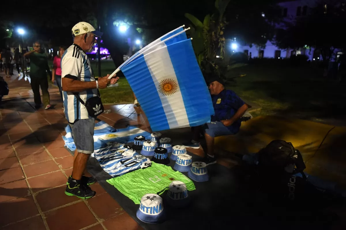 Las mejores fotos de la espera nocturna por la llegada de la Selección