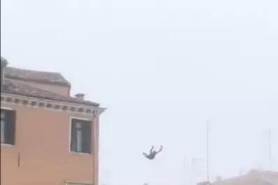 Se lanzó a un canal en Venecia: las autoridades buscan al “estúpido”