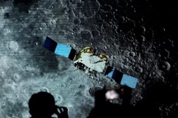 China halló una enorme reserva de agua en la Luna