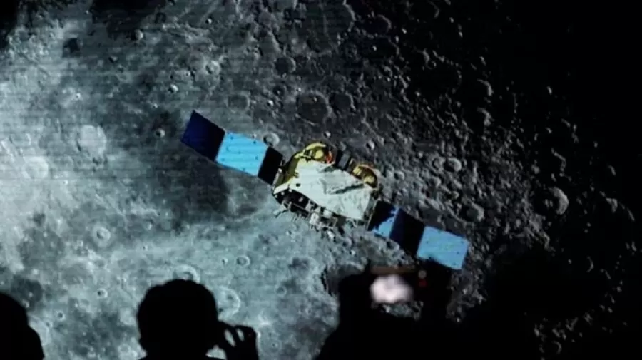 China halló una enorme reserva de agua en la Luna