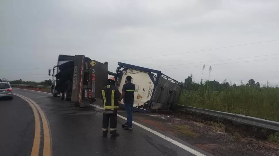  Volcó un camión en la autopista 38