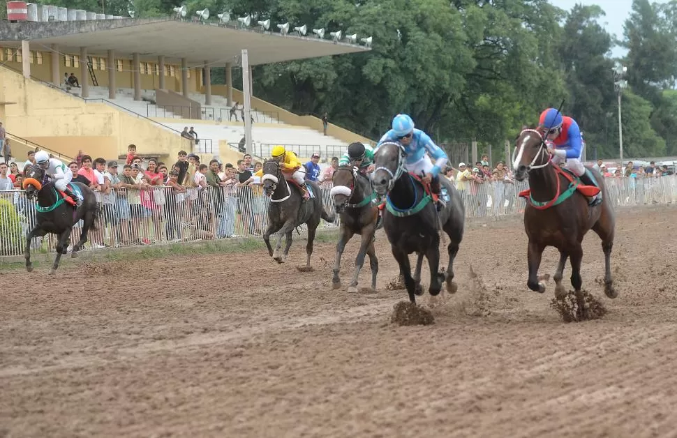 EMOTIVO FINAL. Ital Force (izquierda) derrotó de atropellada a Kareen Abdul. 