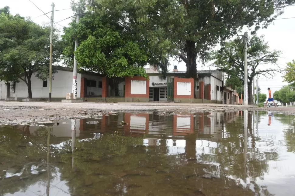 UN GRAN PELIGRO PARA LOS VECINOS. Las aguas servidas o cloacas en los barrios son el principal foco de propagación del dengue Aedes aegypti. La Gaceta / fotos de Franco Vera - Diego Aráoz   