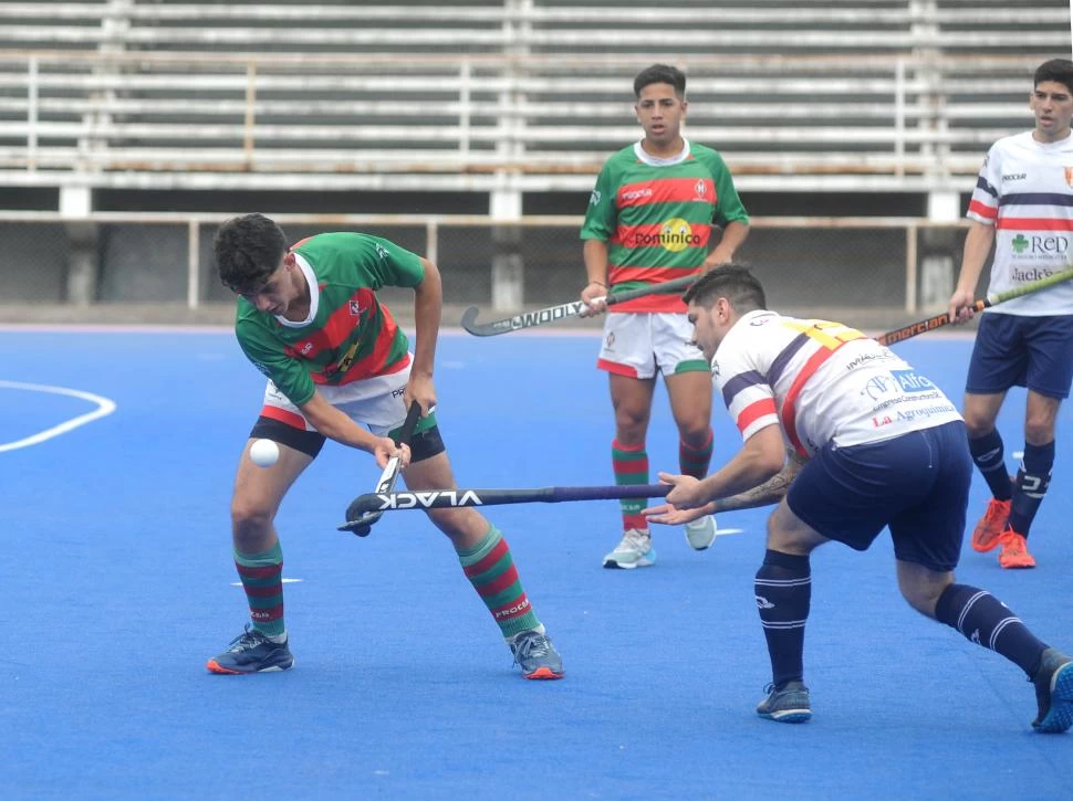 FRICCIONADO. Así fue el partido entre Natación y Huirapuca en la cancha del parque 9 de Julio. El “blanco” Cristian Maciel no logra robarle la bocha al rival. 