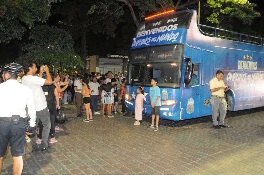 El micro descapotable de la Selección argentina ya está en Santiago del Estero. (Foto: Tomás Marini, El Liberal)