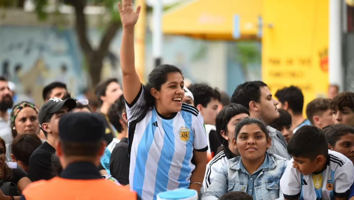 UNA MULTITUD. Los fanáticos se agolparon en las inmediaciones del hotel que aloja a la Selección en Santiago.