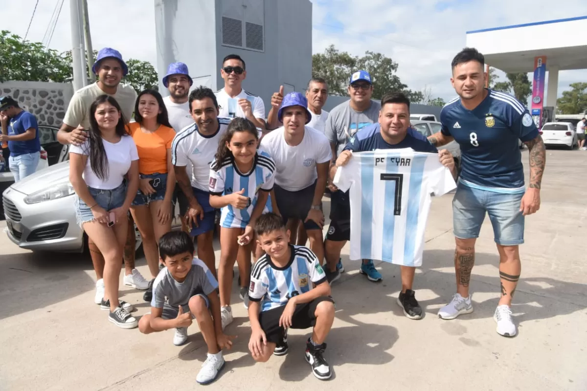 EMOCIONADOS. Los Pereyra posaron en la previa a la fiesta argentina. LA GACETA/FOTO DE FRANCO VERA