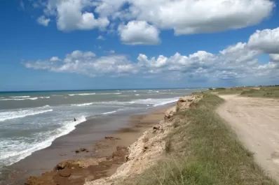 Horror en Miramar: encontraron un cadáver decapitado y mutilado en una playa