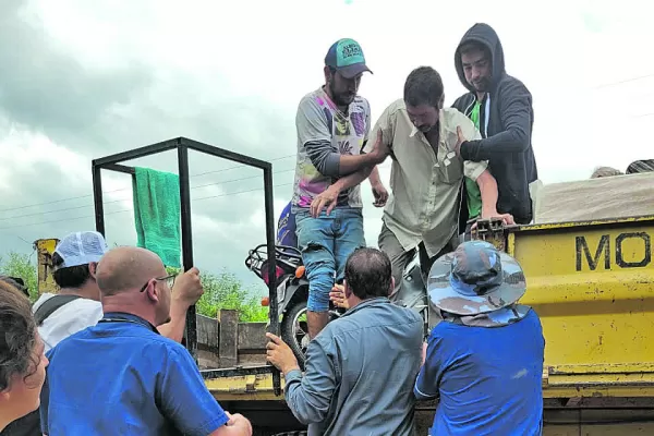 Pobladores evacuados: viviendas anegadas en Niogasta