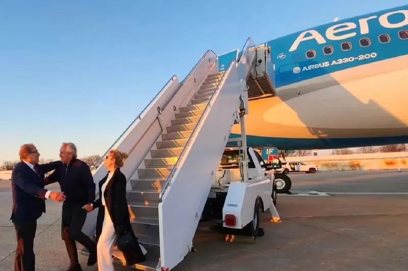 El presidente y su esposa, arribando a EEUU. Foto Presidencia