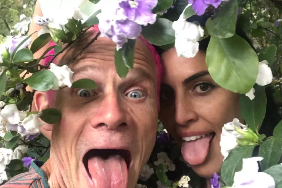 Flea junto a su esposa Melody