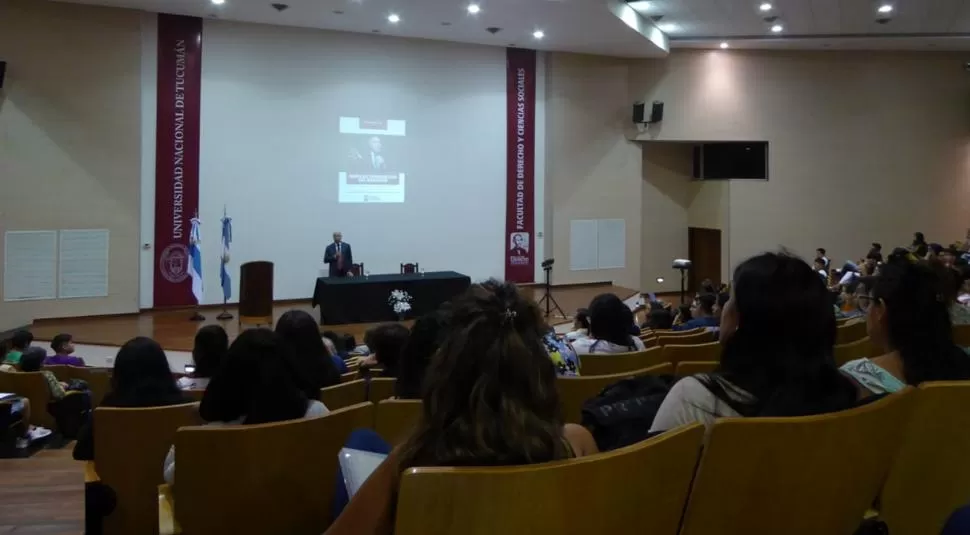 EXPOSICIÓN. Lorenzetti habló en el Aula Magna de la facultad acerca de “Nuevas tendencias en el Derecho”.  