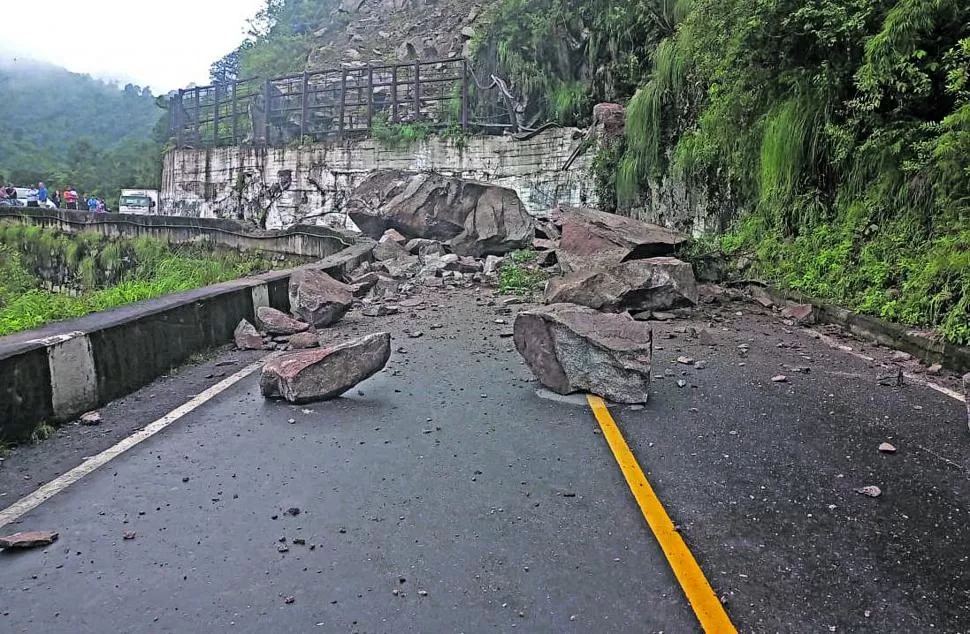 COMPLICACIÓN. La enorme roca cortó el paso vehicular en la ruta 307 durante varias horas.