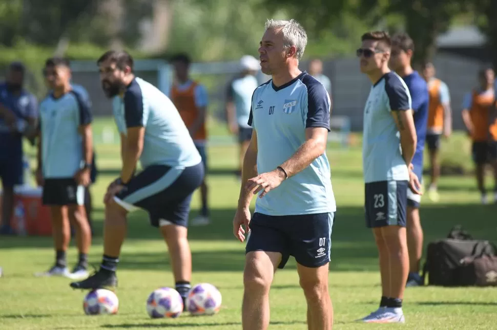  ATLÉTICO. Pusineri analizará durante esta semana si vuelve a jugar con tres arriba. 