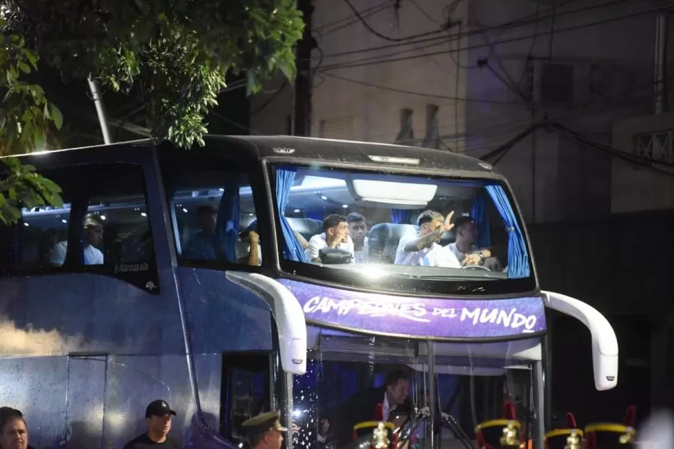 FIN DEL RECORRIDO. Tras una jornada maratónica, que incluyó entrenamiento matutino, vuelo a Paraguay y luego a Santiago, la Selección arribó por la noche al hotel donde pasó la noche.