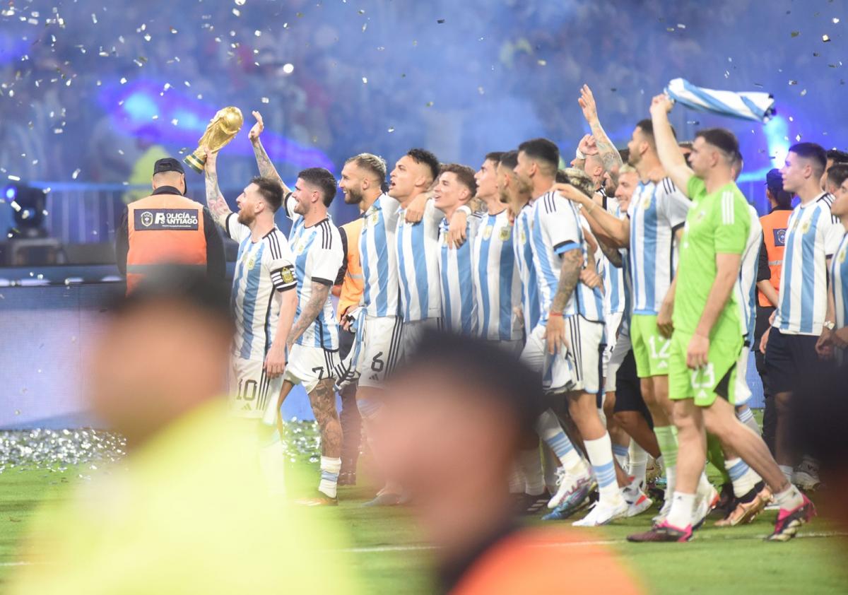 Cuatro fotos del homenaje a la Selección, después del partido en Santiago del Estero