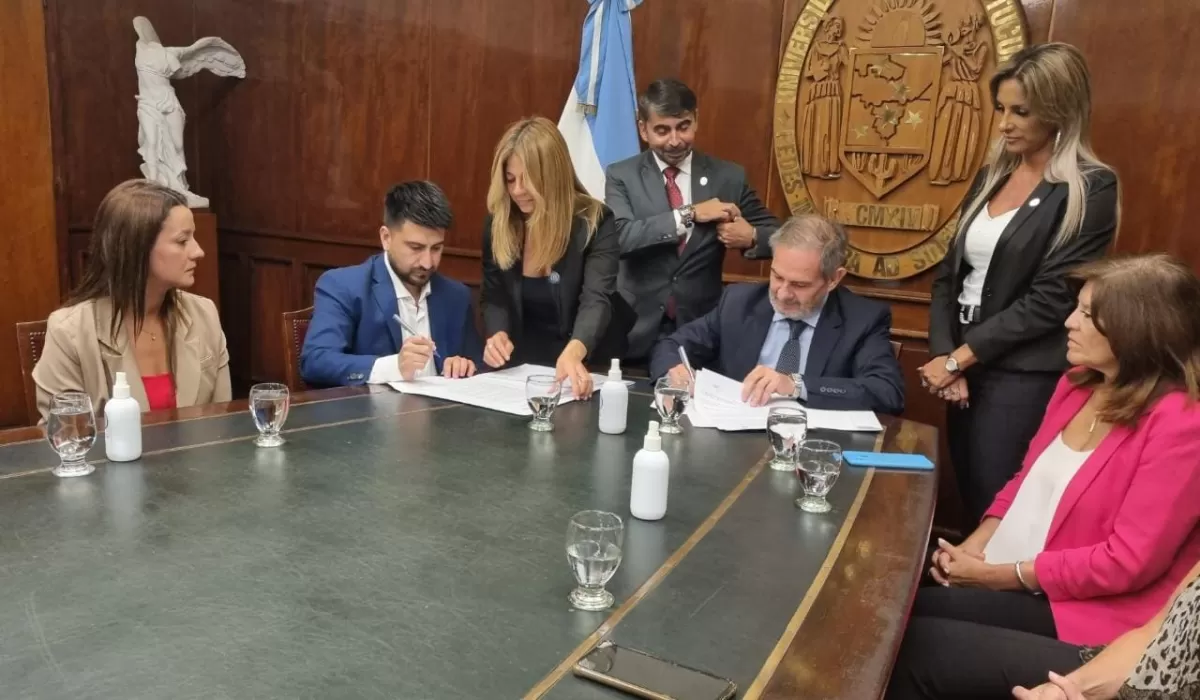 FIRMA DEL CONVENIO, entre el intendente y el director de la UNT. 