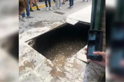 Indignación en Córdoba: el piso de un colegio cedió y cinco alumnos cayeron a una cámara séptica