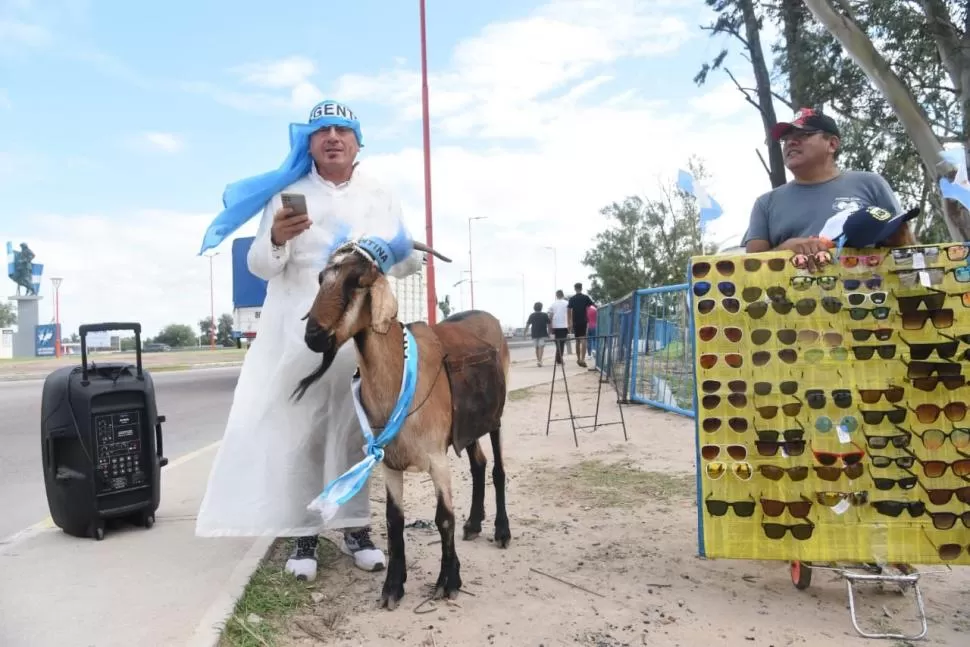 CHIVO DE LA SUERTE. Según cuenta su dueño, “Valoy” se escapó el día del debut mundialista. Pero regresó y ya es cábala. La Gaceta / fotos de Franco Vera - Diego Aráoz