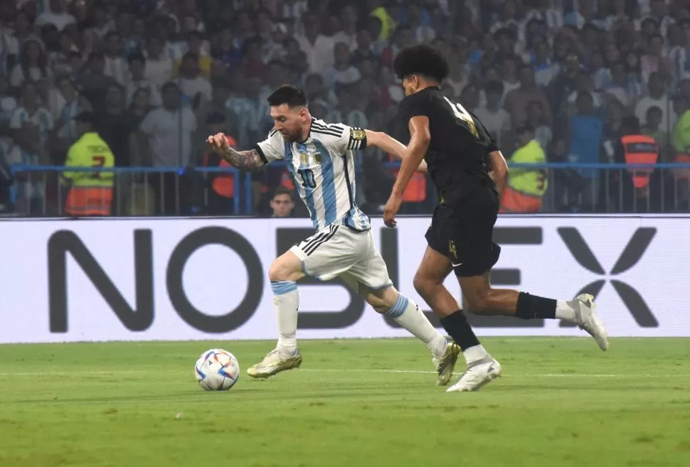 PELOTA AL PIE. Los muchachos de Curazao se dieron el lujo de ver a Messi de cerca. Marcarlo y detenerlo ya era otro cantar. El hat-trick, a fin de cuentas, quedó cortó.  