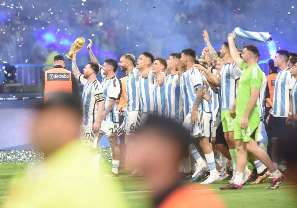 CON USTEDES Y PARA USTEDES. La agenda de festejos de la Selección culminó con el público del NOA, que pudo disfrutar de cerca a los campeones del mundo. La Scaloneta devolvió el cariño con un show de goles frente a Curazao.  La Gaceta / fotos de Franco Vera  - Analía Jaramillo -  Diego Araoz