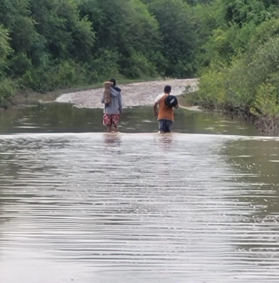 CAMINOS ANEGADOS. La creciente del río Chico volvió a afectar a la comunidad. Muchos pobladores han sido evacuados. La Gaceta / foto de Osvaldo Ripoll