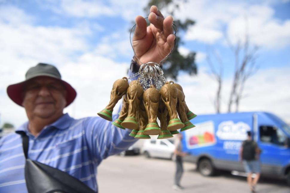 MERCHANDISING. En los alrededores hubo hasta venta de llaveros con la Copa.