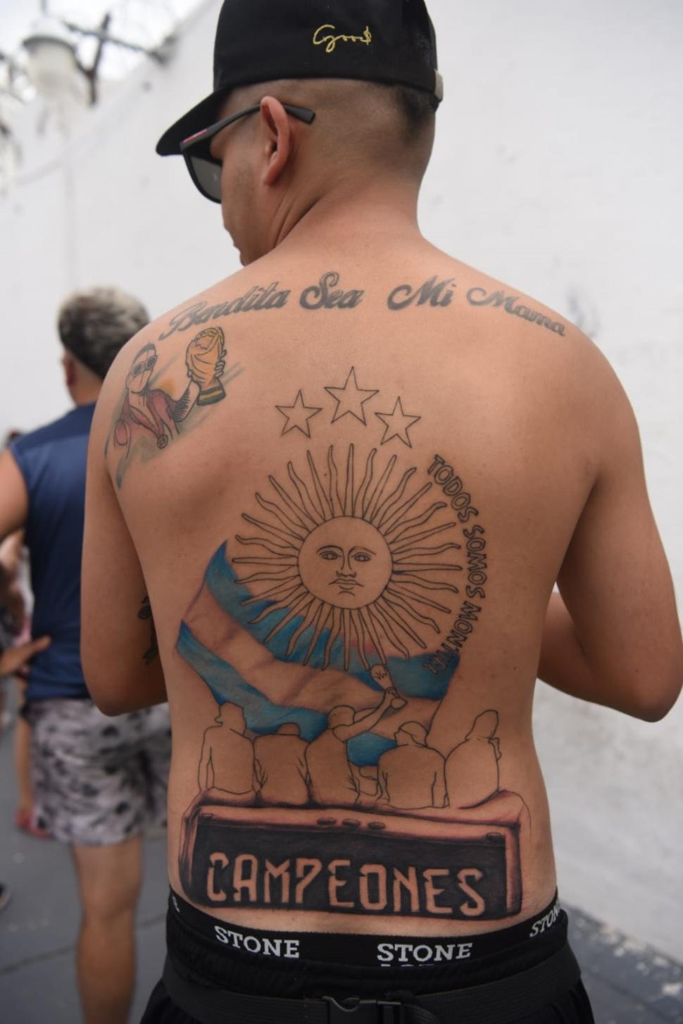 SE LLEVA EN LA PIEL. La Copa, las estrellas y la silueta de los campeones.