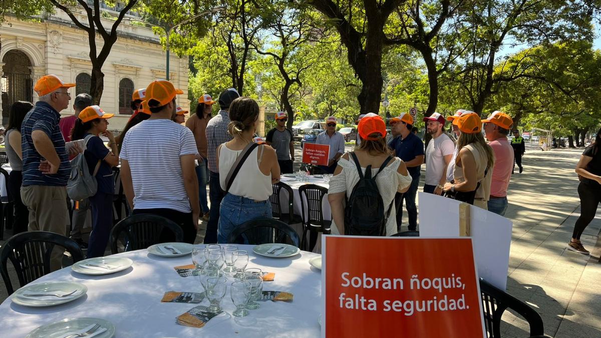 PROTESTA CON ÑOQUIS FRENTE A LA LEGISLATURA / Foto de CREO