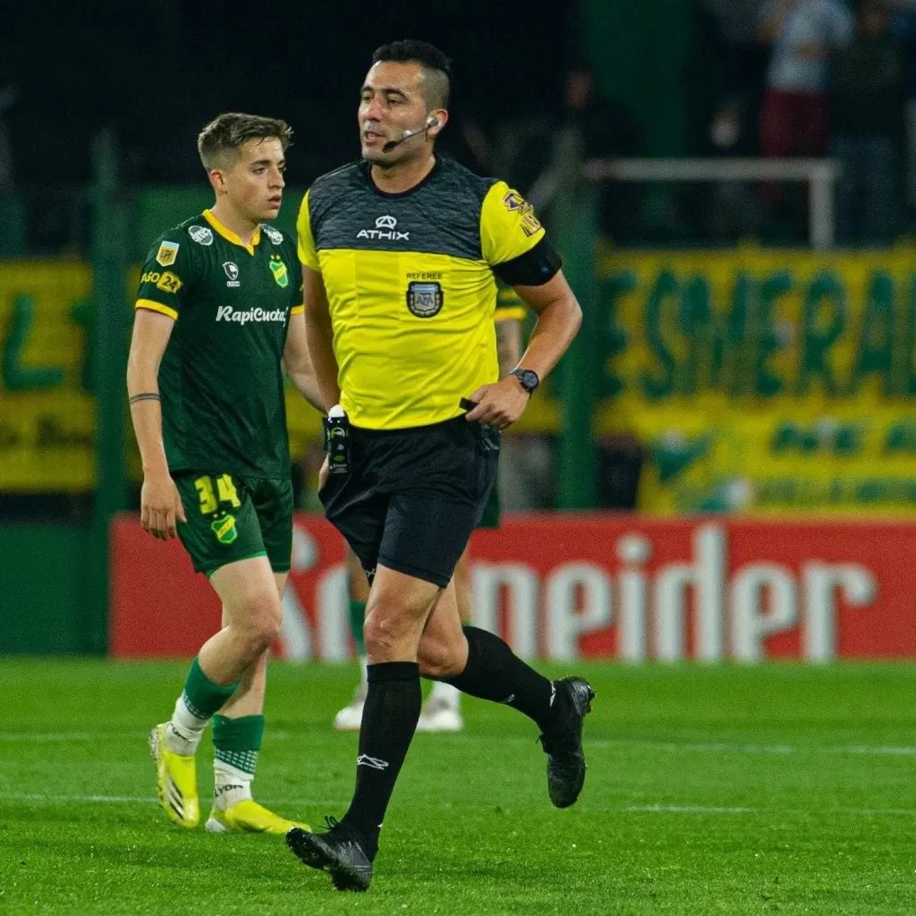 EN LA CANCHA. Lobo Medina dirigió 180 partidos de la B Nacional. El lunes, en Primera, le toca Central Córdoba-Arsenal.  