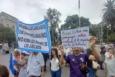 Protesta de jubilados: frente a la casa de Gobierno reclamaron por los fondos de sustentabilidad