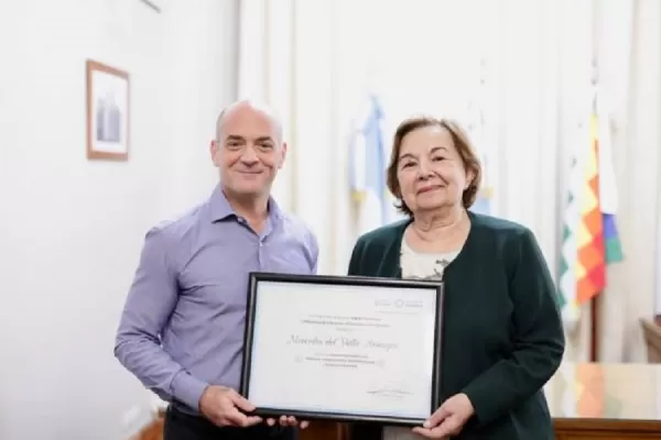 Una docente jubilada recibió un reconocimiento por su trayectoria