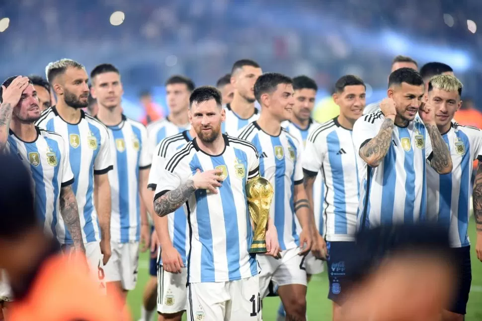 NUEVOS PLANES. La fiesta terminó en Santiago. Tras una breve pausa, la Scaloneta afrontará los ocho partidos que le quedan en el año: dos amistosos y seis de Eliminatorias. La Gaceta / foto de Franco Vera