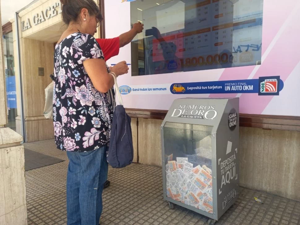 PARA GANAR EL AUTO. Los cupones no premiados de los Números de Oro ya se pueden depositar para obtener el Toyota 0km. LA GACETA / FOTO DE ANALÍA JARAMILLO