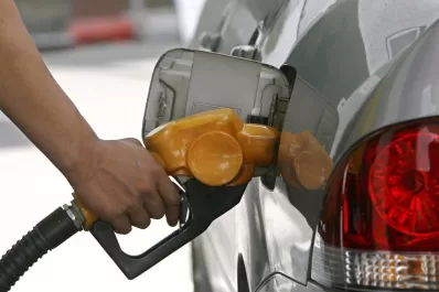 El Gobierno volvió a postergar la suba impuestos a los combustibles