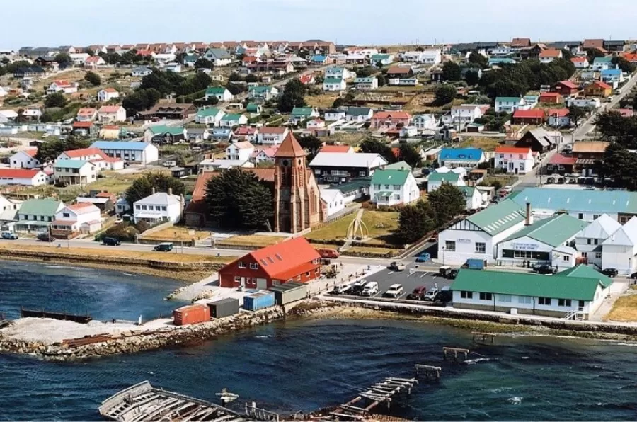 Los isleños dejan mensajes en sus casas para los argentinos que visiten Puerto Argentino.