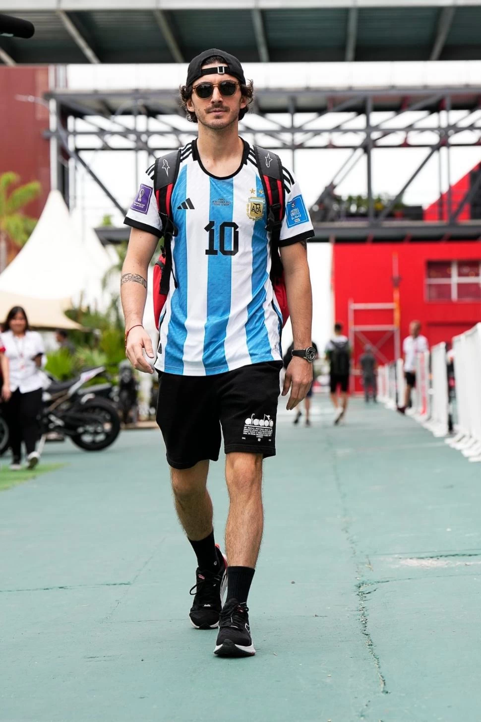 LOOK DE CAMPEÓN DEL MUNDO. El italiano Francesco Bagnaia, actual campeón y ganador de la primera carrera del año, llegó al autódromo con la 10 de Messi. 