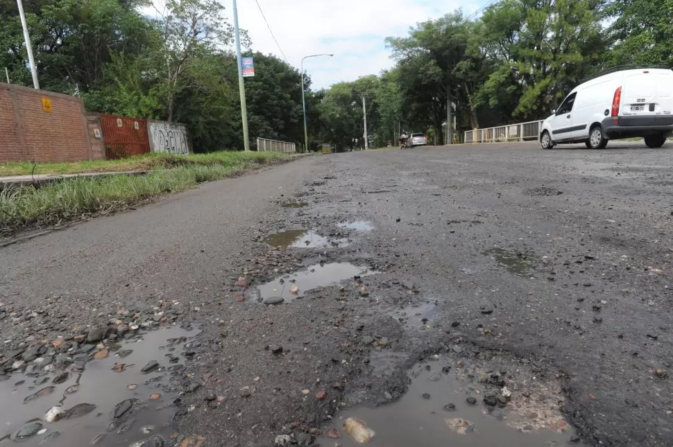 SECTOR COMPLEJO. En el Camino del Perú y Santo Domingo, a causa de los baches los vehículos se desvían y a veces hasta suben a la vereda. 