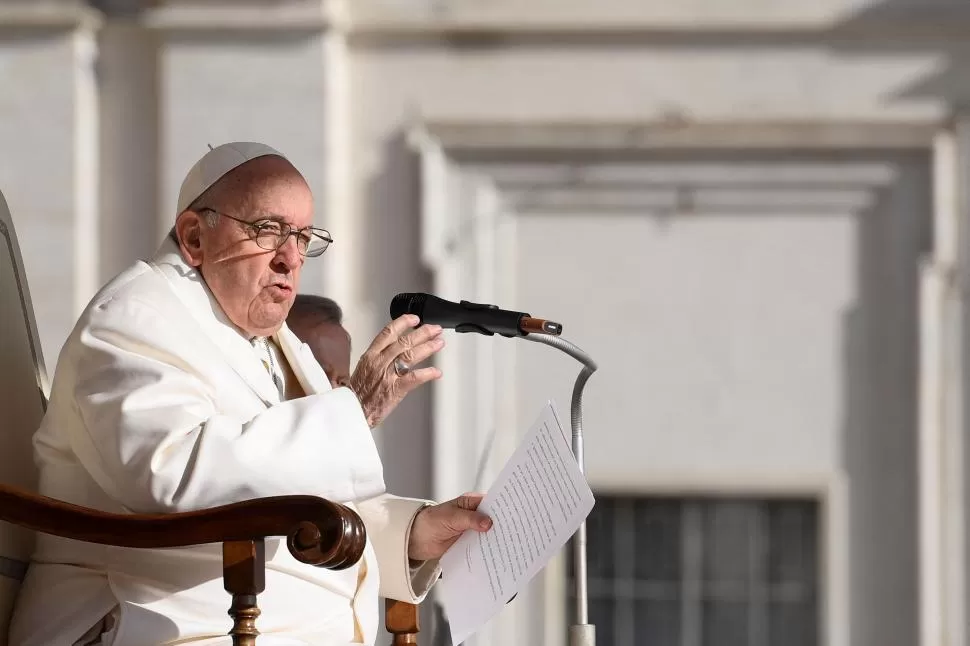 ÚLTIMO ESFUERZO. El miércoles, el Papa participó de la audiencia general y, después, fue llevado al hospital. 