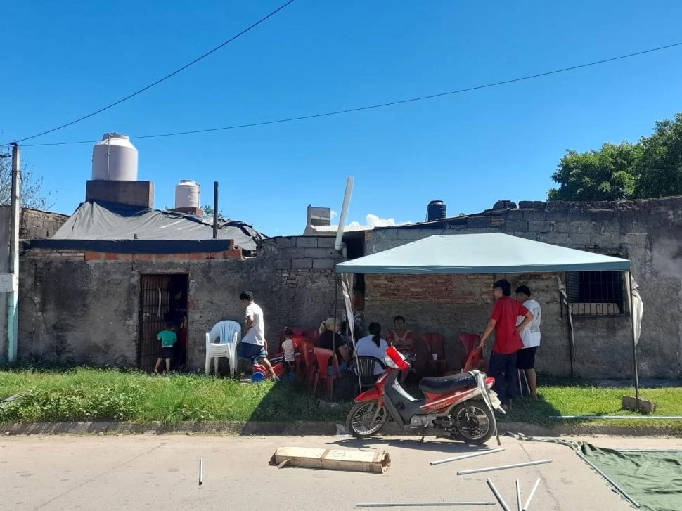 MUESTRAS DE DOLOR. Los familiares de Johana Carrizo acondicionaron el frente de su humilde vivienda para recibir a las personas en el velorio. 