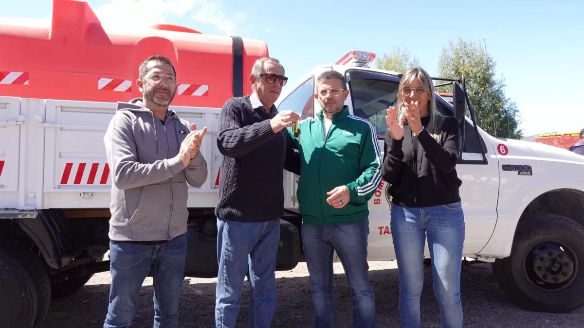 La Bancaria entregó un camión cisterna a los Bomberos Voluntarios de Tafí del Valle