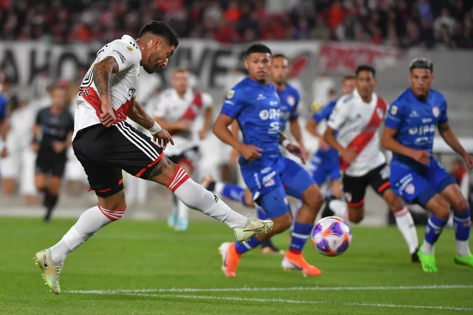 AL ATAQUE. Casco, de buen partido, probó desde lejos aunque sin puntería. twitter @RiverPlate