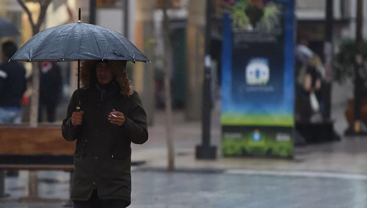 ABRIGADOS. La disminución de las temperaturas y la lluvia llevaron a los tucumanos a revolver los roperos y alistarse para el otoño. 