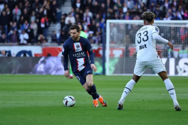 Messi vuelve a jugar para PSG en medio de las negociaciones para regresar a Barcelona