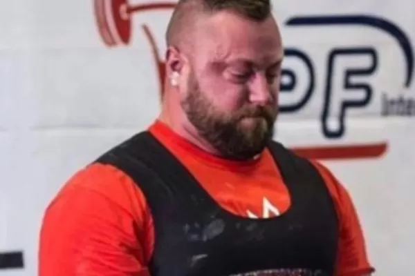 Levantador de pesas  se anotó  como mujer y rompió el récord